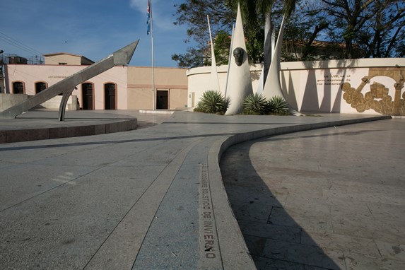 esculturas y reloj de sol en la plaza