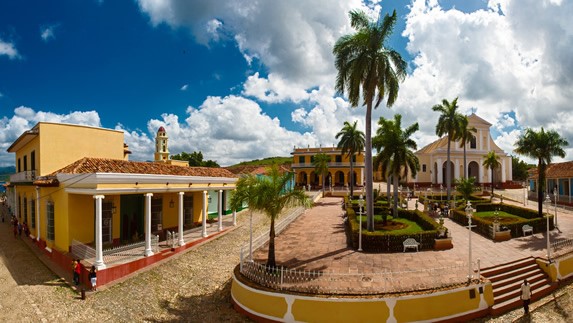 plaza colonial con calles de adoquines y edificios