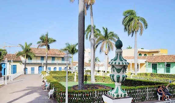 plaza colonial con esculturas de copas coloniales