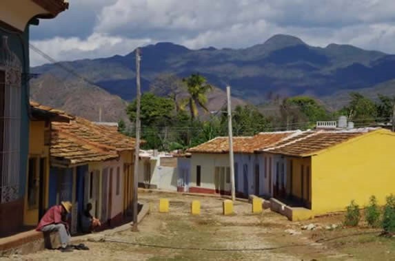 calle adoquinada con casas coloniales con tejas 