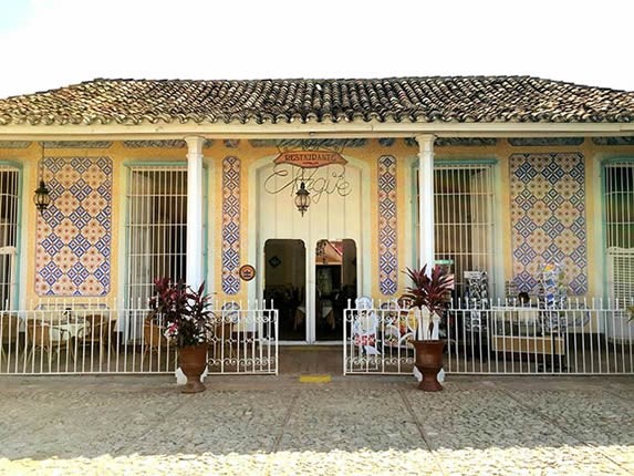casa colonial con tejas y azulejos en la fachada 
