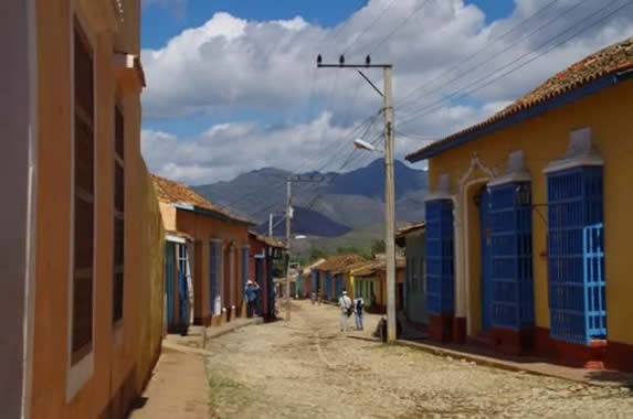 calle adoquinada con casas amarillas coloniales 