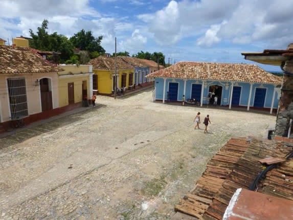 plaza colonial con adoquines y casas de colores