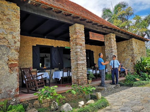 fachada de piedras con techo de tejas