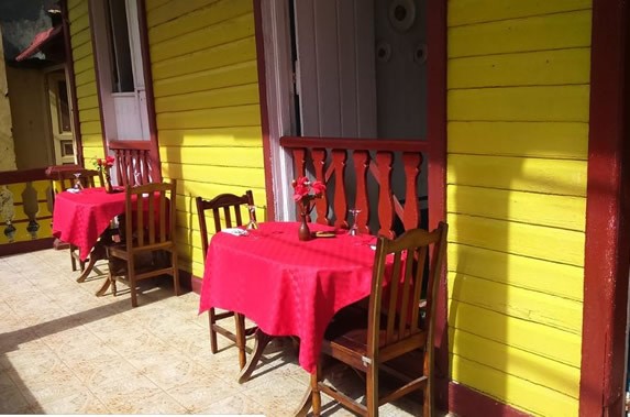 Portal del restaurante La Colonial, en Baracoa