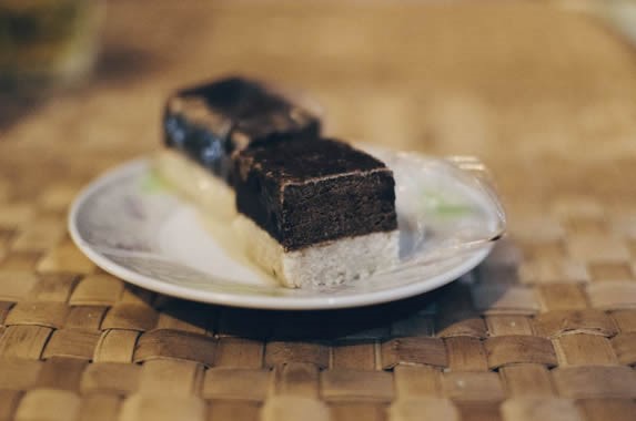 mesa servida con delicioso postre del restaurante