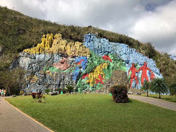 colorido mural pintado sobre una roca gigante