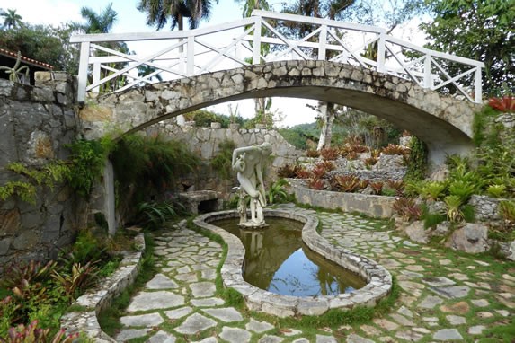 escultura de yeso bajo puente de piedras 