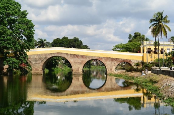 puente de cemento sobre el río