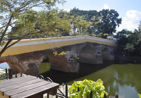 Vista de los exteriores de la taberna