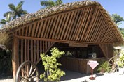 exterior de restaurante de madera y techo de guano
