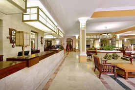 Lobby y recepción del hotel