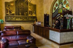 Recepción y lobby del hotel Los Frailes 