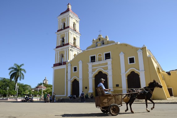 exterior de una iglesia amarilla en Villa Clara