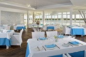restaurante con mobiliario blanco y azul
