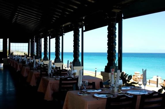 Restaurante con vistas al mar en la Mansión Xanadu