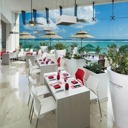 Restaurant with sea views in the hotel