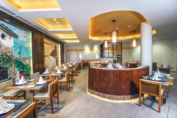 restaurante con paredes de madera y cuadros 