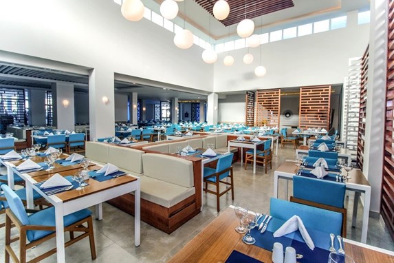 restaurante con mobiliario de madera