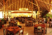 restaurante bajo techo de guano con puntal alto