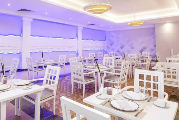 restaurante con mobiliario y decoración blanca