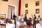 músicos tocando en el restaurante del hotel