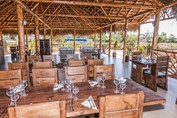 restaurante bajo techo de guano con mobiliario