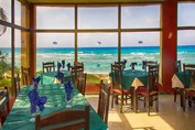 restaurante con vistas al mar en el hotel