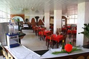 restaurante con mobiliario de madera