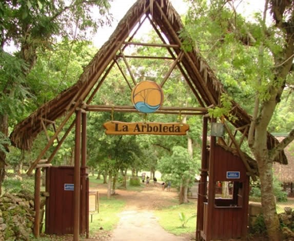 Entrada al restaurante La Arboleda