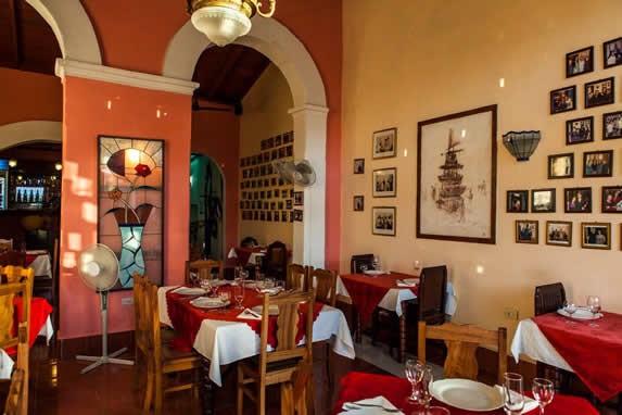 paredes interiores decoradas con cuadros y vitral