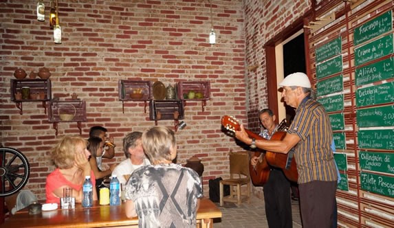 Música en vivo en el interior del restaurante