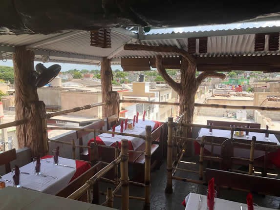 restaurante con vista a la ciudad y techo de tejas