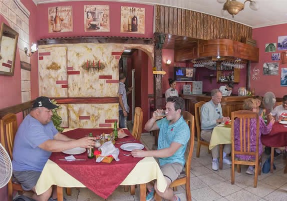 clientes disfrutando de su cena en el restaurante