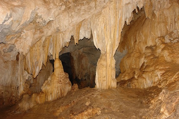 interior de la cueva rodeada de estalactitas