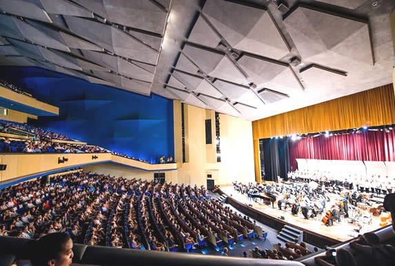 Orquesta tocando en el teatro Nacional de Cuba