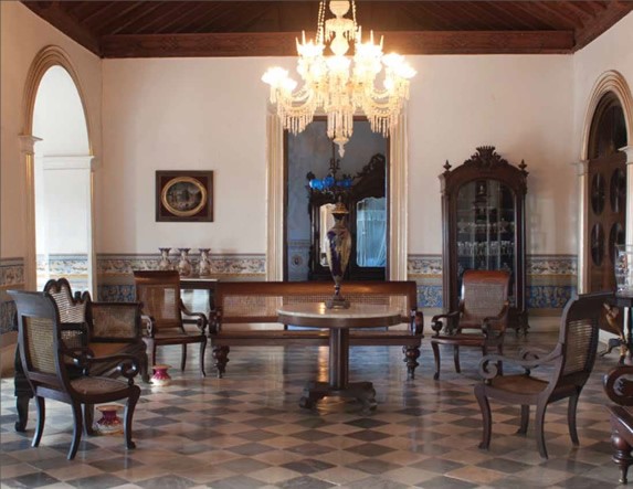 salón del museo decorado con mobiliario antiguo