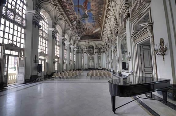 Salón con piano en el Palacio Presidencial