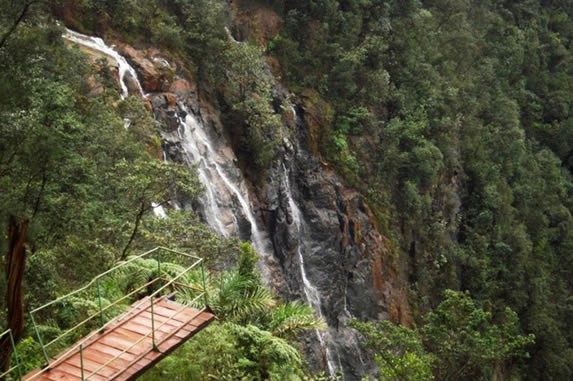 Montañas  y cascada en el salto del Guayabo