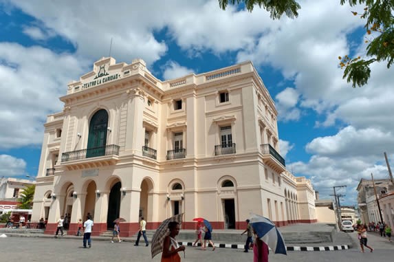 exterior de un teatro en Villa Clara