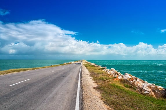 Embankment on the way to Cayo Guillermo