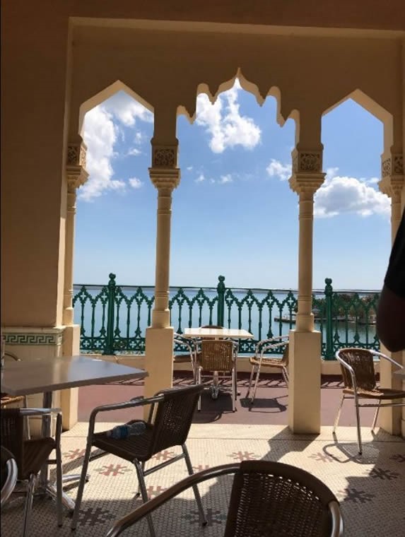 terraza con mobiliario y vista al mar