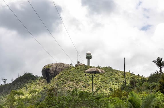 verde montaña con radar meteorológico en la cima