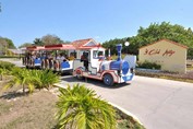 pequeño tren con turistas a bordo dentro del hotel