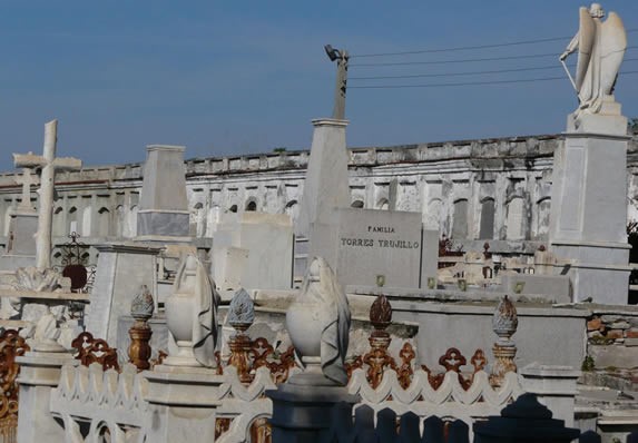 tumbas y esculturas de mármol en el cementerio