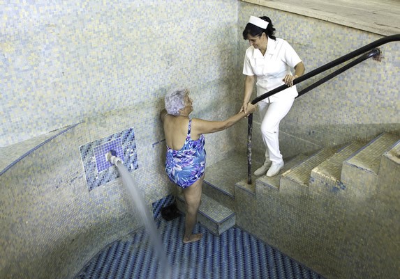 baño termal con azulejos y escalera