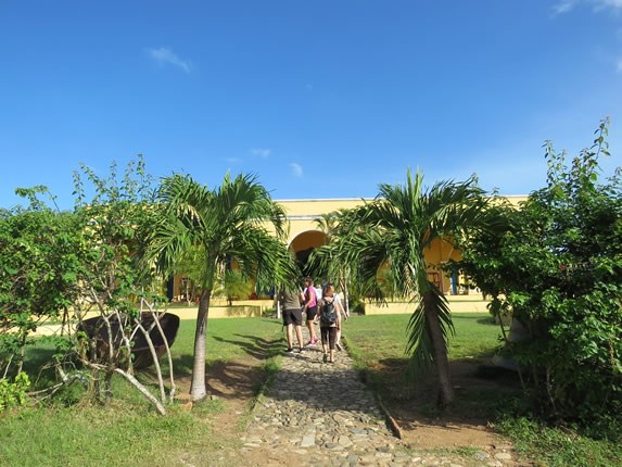 entrada a hacienda colonial rodeada de vegetación 