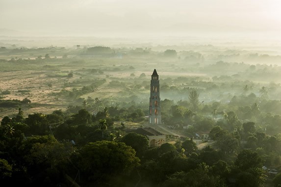 paisaje rodeado de vegetacion y torre colonial 