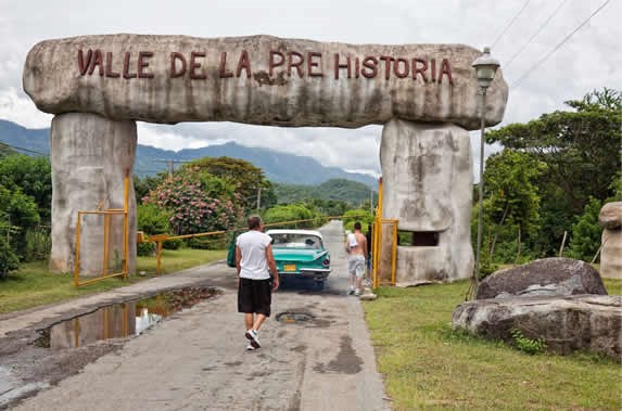 entrada hecha de piedras gigantes