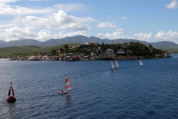 veleros en la bahía con cayo al fondo